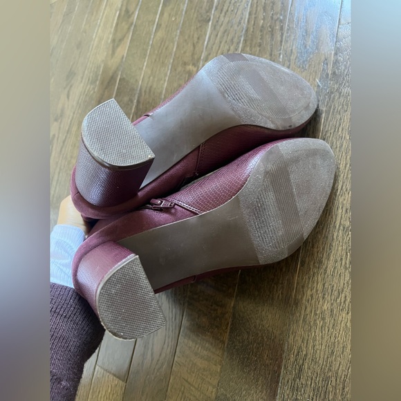 Ann Taylor Embossed Rich Burgundy Block Heel Booties Ankle Boots- SZ 7.5 - Picture 5 of 7